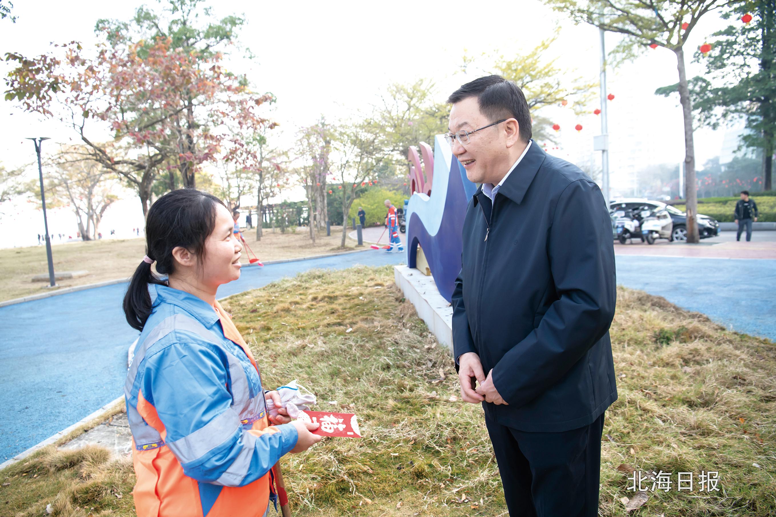 蔡锦军大年初一看望慰问春节期间坚守岗位的工作人员